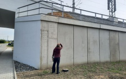 Ściana oporowa z gruntu zbrojonego z licem z wielkoformatowych paneli na linii kolejowej we Vlkově u Tišnova