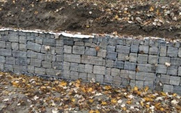 Gabionowy mur oporowy przy pałacyku Barca w Koszycach