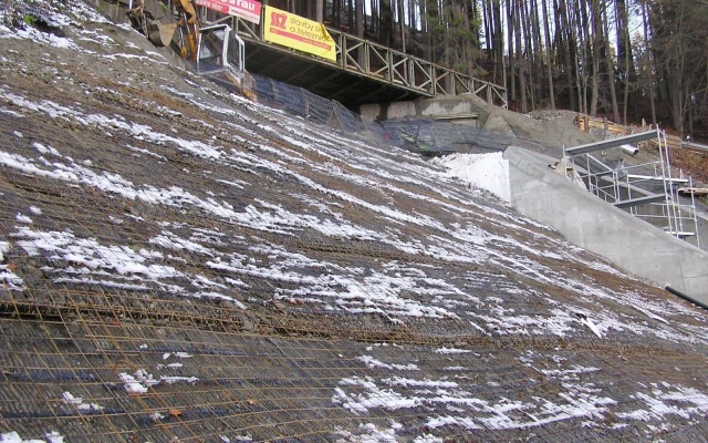 Wzmocnienie stoków portalu wyjazdowego tunelu Hněvkov II