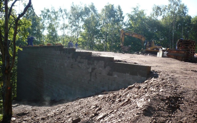 Mur oporowy wyrównujący stromy teren stacji kolei linowej na stoku w Klínych
