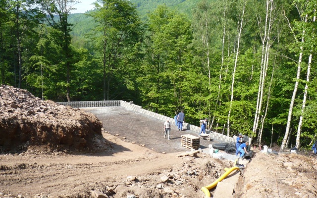 Mur oporowy wyrównujący stromy teren stacji kolei linowej na stoku w Klínych