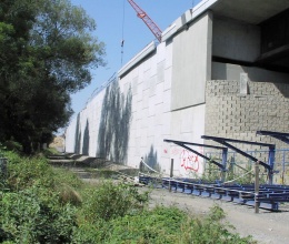 Mur oporowy z wielkoformatowych paneli w Ostrawie (przy Zeleninie)