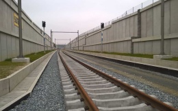 Budowa wzmocnionych murów oporowych w ramach modernizacji linii kolejowej Rokycany–Pilzno