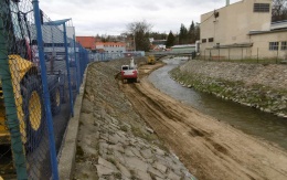 Zabezpieczenie skarpy pod ścieżką rowerową w Jihlavie