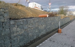 Gabionowy mur na terenie firmy Mercedes w Brnie