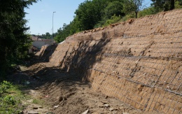 Jemnice, zbrojony nasyp pod drogą