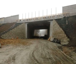 Modernizacja autostrady D1, odcinek 04, Ostředek – Šternov, wzmocnione skrzydła mostu