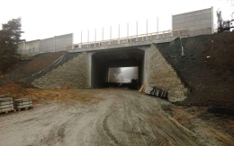 Modernizacja autostrady D1, odcinek 04, Ostředek – Šternov, zbrojone skrzydła mostowe