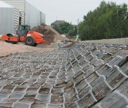 Mur oporowy centrum handlowego Olympia w Pilźnie