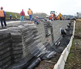 Mur oporowy z systemu Tensartech TW1 na drodze I/48 Rychaltice – Frýdek-Místek