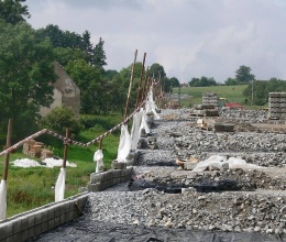 Mur oporowy z systemu Tensartech TW1 na korytarzu kolejowym Votice – Benešov