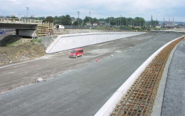 Mur oporowy z wielkoformatowych paneli na autostradzie D47 w Ostrawie (rampa 8 węzła Rudná)