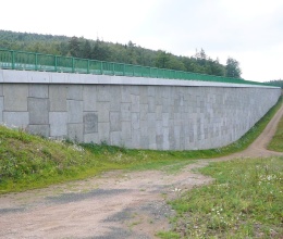 Mur oporowy z wielkoformatowych paneli na obejściu drogi I/7 Chomutov – Křimov