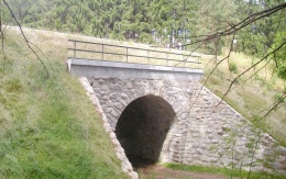 Ochrona przeciwerozyjna skrzydeł mostu kolejowego w miejscowości Urbaneč