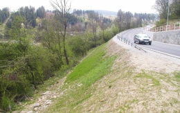 Ochrona skarp nasypu drogowego przed erozją w okolicach Sverepca