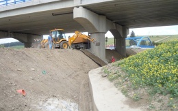 Ochrona skarp rowu odwadniającego przed erozją w Popradzie