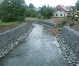 Odbudowa koryta potoku po powodniach za pomocą murów gabionowych w Závišicach