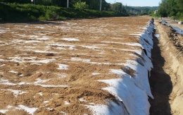 Odvodnienie korpusu nasypu przebudowanej drogi w Roztokach koło Pragi