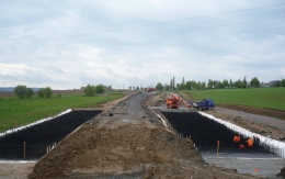 Posadowienie nowo budowanego nasypu modernizowanej drogi II/405 Příseka–Brtnice