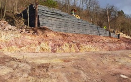 Realizacja zjazd na stromym terenie w Kadan