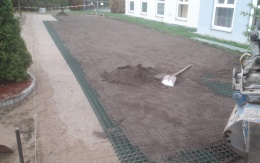 Rozszerzenie miejsc parkingowych za pomocą płyt trawnikowych