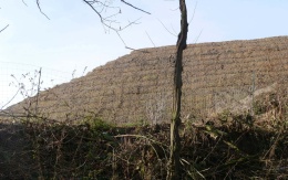 Rozszerzenie nasypu drogi dojazdowej na przedmieściach Vyškova