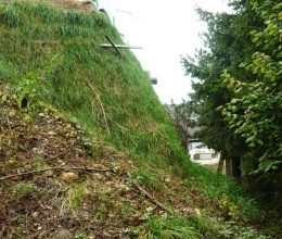 Rozszerzenie placu manewrowego w Dolanech koło Kladna za pomocą wzmocnionego stromego zbocza