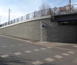 Ściana oporowa kładki nad linią kolejową Tábor – Bechyně