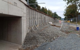 Ściana oporowa przy peronie przystanku kolejowego Zastávka u Brna