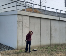 Ściana oporowa z gruntu zbrojonego z licem z wielkoformatowych paneli na linii kolejowej we Vlkově u Tišnova