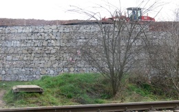 Ściana oporowa z okładziną z kamienia naturalnego w Ivančicach