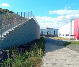 Ściany oporowe w parku przemysłowym w Ostrovie nad Ohří