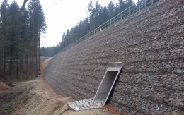 Strome skarpy z gruntu zbrojonego realizowane w ramach przebudowy drogi II/150