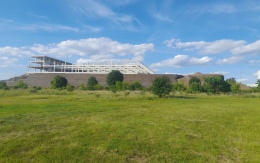 Strome zbocze na granicy działki – centrum technologiczne Švédské šance