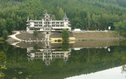 Wybudowanie utwardzonych powierzchni na pochyłej działce koło Karlowych War