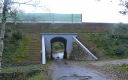 Wzmocnienie nasypów nad konstrukcją mostową na linii Planá – Cheb