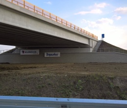 Wzmocniona ściana przy podporze mostu na autostradzie D1 Senec – Blatné, skrzyżowanie Blatné