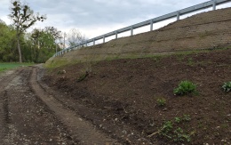 Wzmocniony nasyp drogi nad linią kolejową w miejscowości Hustopeče nad Bečvou