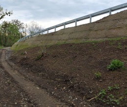 Wzmocniony nasyp drogi nad linią kolejową w miejscowości Hustopeče nad Bečvou