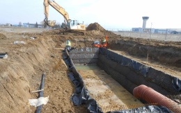 Zabezpieczenie i ochrona przeciwerozyjna zboczy zbiornika retencyjnego w parku przemysłowym w Koszycach