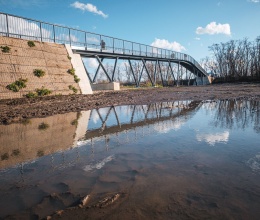 Zbocza kładki dla pieszych i rowerzystów nad linią kolejową w Pradze‑Čakovicích